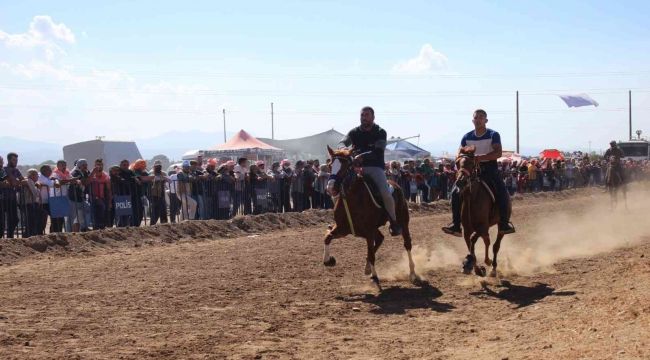 Rahvan at yarışları renkli görüntülere sahne oldu