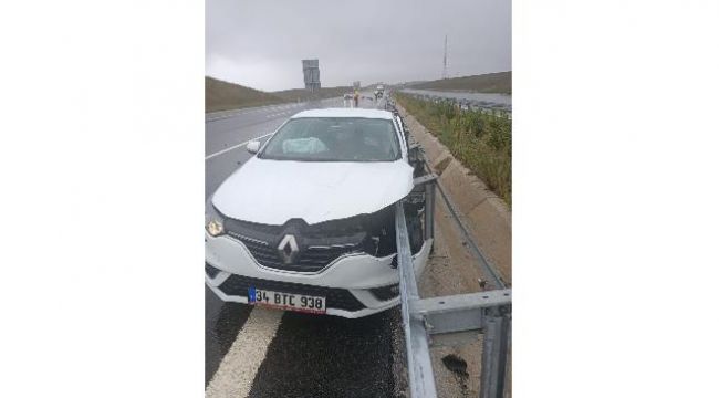 Refüje çarpan otomobilin sürücüsü hayatını kaybetti