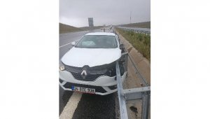 Refüje çarpan otomobilin sürücüsü hayatını kaybetti