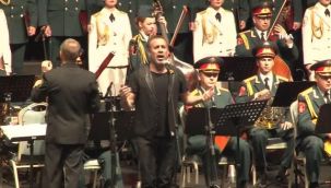 Rus Kızılordusu ve Haluk Levent aynı sahnede