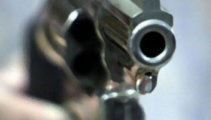 Silahla oynayan çocuk kardeşini öldürdü