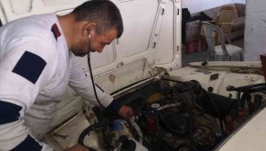 Stetoskoplu oto tamircisi görenleri hayrete düşürüyor