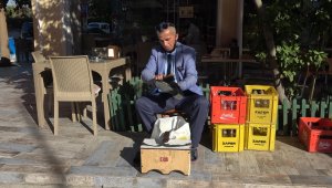 Takım elbiseli boyacı, ilgi topluyor