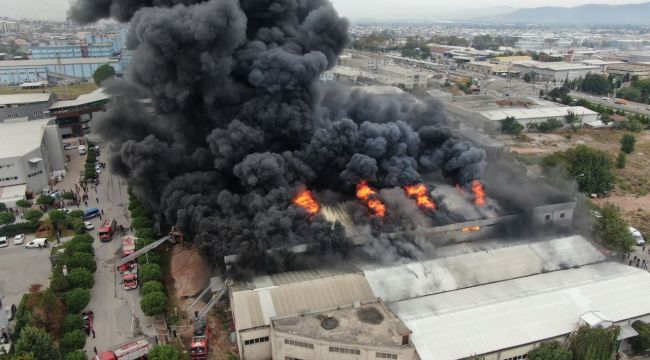 Tekstil fabrikasında büyük yangın böyle görüntülendi