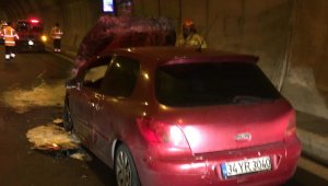 Tünelin içinde yanan otomobil panik yarattı