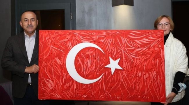 Ukraynalı ressamdan ödüllü Türk Bayrağı tablosu
