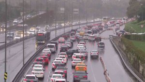 Yağış trafiği olumsuz etkiledi