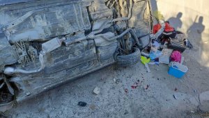 Yağmur suyu kanalına yuvarlanan araçta 6 yaralı