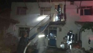 Yanan evin ortasında kalan adam hayatını kaybetti
