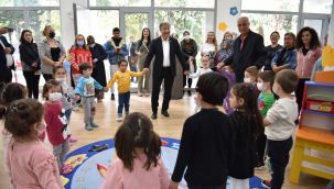 Yenilenen parkta başkanla oynadılar