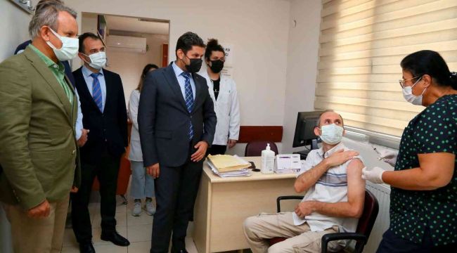 Yerli aşı İzmir'de gönüllülere ilk kez uygulandı