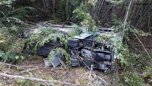 Yolcu otobüsü 150 metreden dereye yuvarlandı 