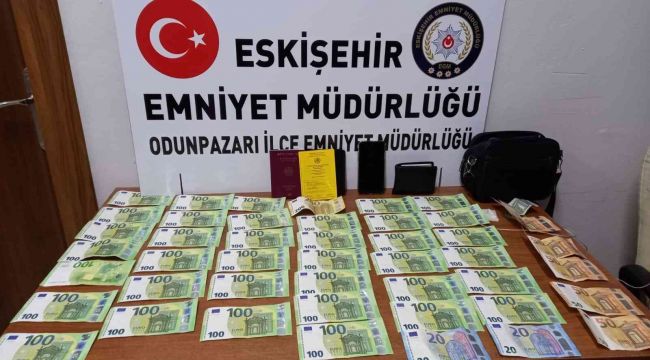 Yolda bulduğu 4 bin 235 avro'yu polise teslim etti