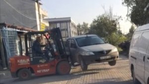 Yolu kapatan otomobili forkliftle kaldırıp kenara bıraktı
