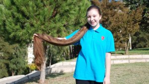 14 yaşındaki Rapunzel Pelin'in saçları boyunu aştı