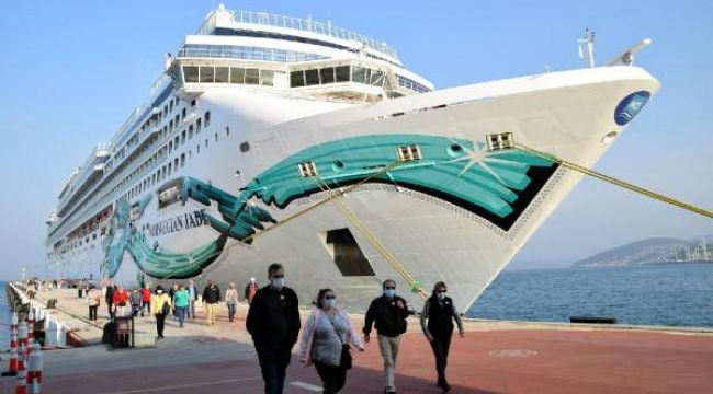 15 katlı ultra lüks yolcu gemisi Kuşadası'nda