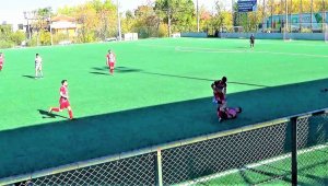 Maç sırasında takım arkadaşını dövdü