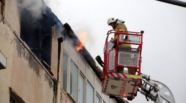 4 katlı apartmanın çatı katında çıkan yangın, söndürüldü