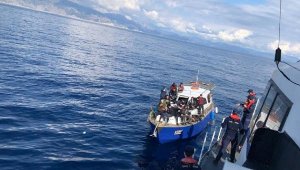  48 kaçak göçmen kurtarıldı, 1 kişi gözaltına alındı