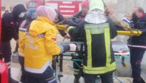 5 metreden düşen işçiyi itfaiyeciler kurtardı