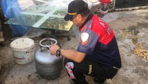 Alevler yükselen mutfak tüpü panik yaşattı