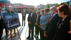 Atatürk Fotoğrafları Sergisi'nde nutuk ve Türk Bayrağı dağıtıldı