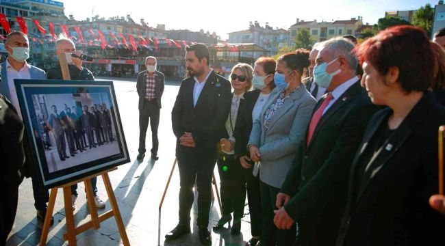 Atatürk Fotoğrafları Sergisi'nde nutuk ve Türk Bayrağı dağıtıldı