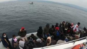 Ayvacık'ta lastik bottaki 40 kaçak göçmen kurtarıldı 