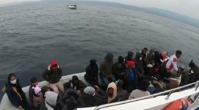 Ayvacık'ta lastik bottaki 40 kaçak göçmen kurtarıldı 