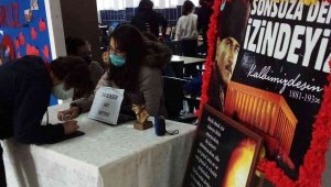 Ayvalık'ta öğrenciler Atatürk için anı defteri açtılar