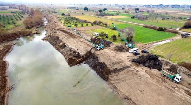 Bakırçay Nehri'nden 2 baraj dolusu atık çıkartıldı