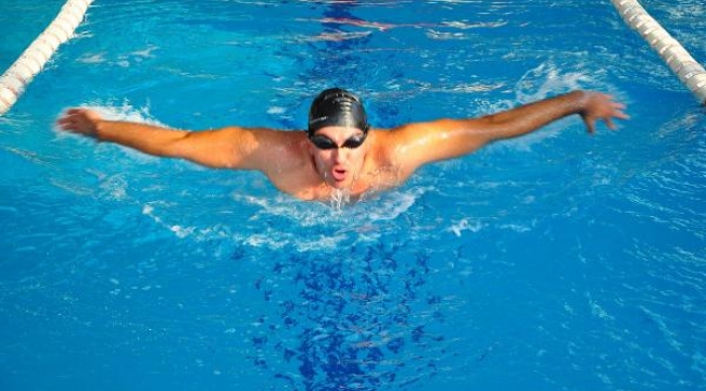 Bedensel engelli milli yüzücü Muhammet, Paris'te altın madalya hedefliyor