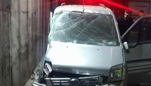 Beton duvara çarptı: 1 ölü, 2 yaralı