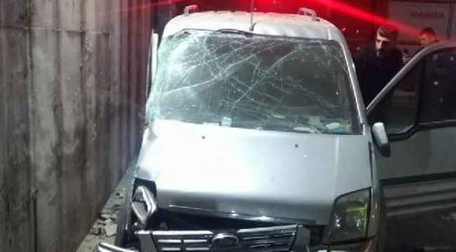 Beton duvara çarptı: 1 ölü, 2 yaralı