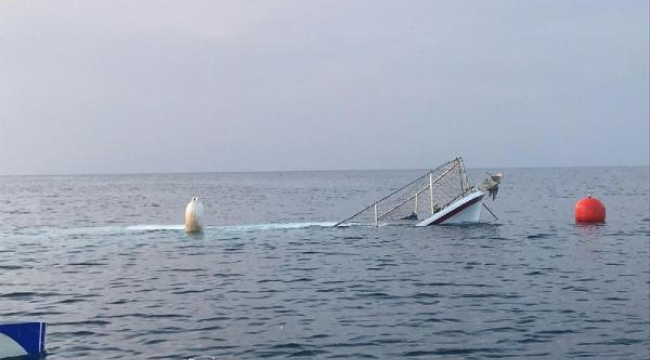 Bitez Koyu açıklarında demirli tekne battı