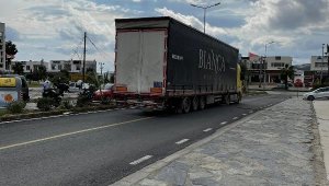 Bodrum'da TIR'ın dorsesi telefon direklerini kırdı