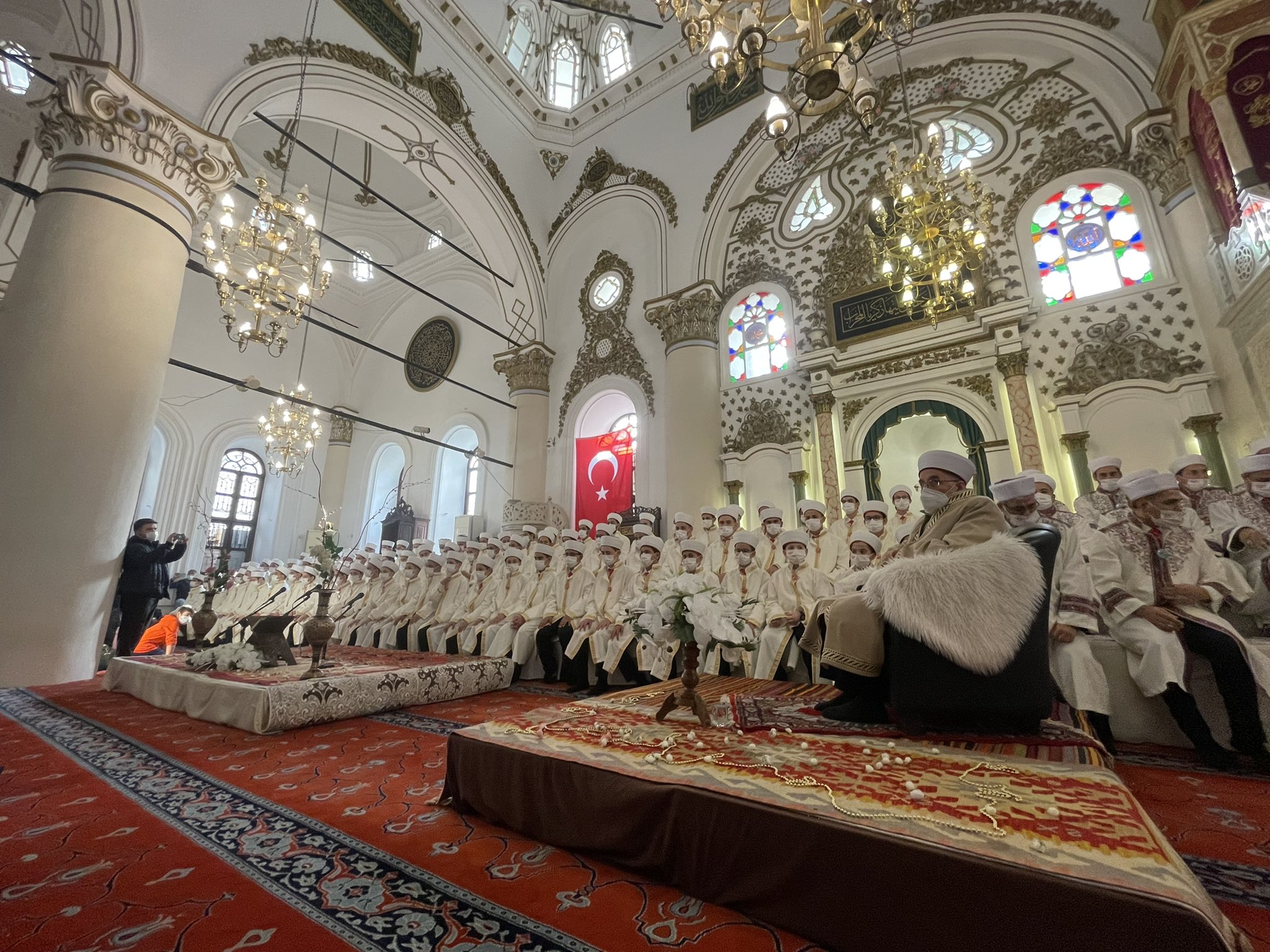 Camiye kürklü protokol koltuğu