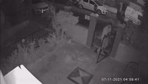 İzmir'de hırsız, demir kapıyı söküp götürdü