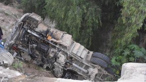 Dere yatağına yuvarlanan kamyondan yara almadan kurtuldu