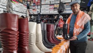 Deve güreşleri başladı körüklü çizmeye talep arttı