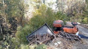 Devrilen traktörün altında kalan baba- oğul öldü