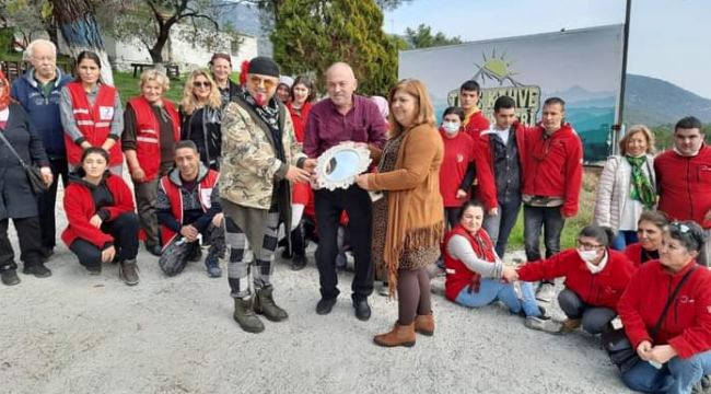 Engellileri yine unutmadı