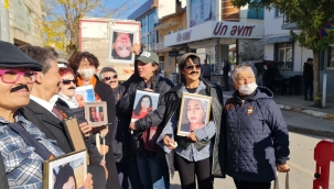 Erkek elbisesi giyip, bıyık taktılar, şiddete dikkat çektiler