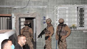 Eşi ve 2 çocuğunu rehin aldı