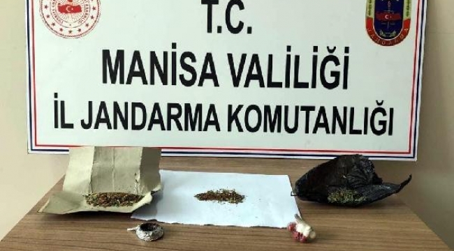 Evinde esrar ve sentetik ecza haplarla yakalandı