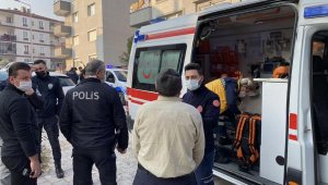 Evini ateşe verip, kendini yakmak istedi