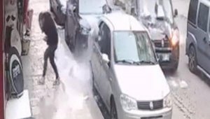 Fırtınadan düşen gaz betonların altında kalmaktan son anda kurtuldu