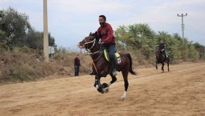 Geleneksel rahvan at yarışları İzmir'de yapıldı