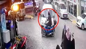 Motosikletlinin havaya uçtuğu kaza kamerada