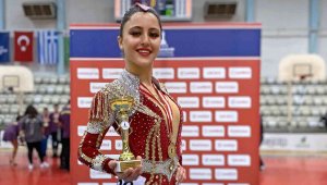 Hem yüzmede Yaşar, hem dansta Yaşar